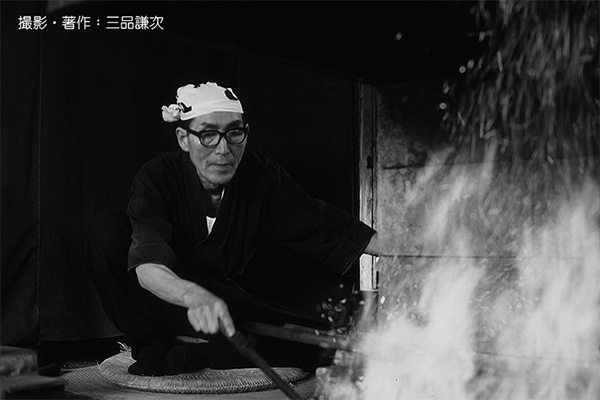 Japanese Living National Treasure swordsmith Akitsugu Amata / Photography & Copyright: Kenji Mishina