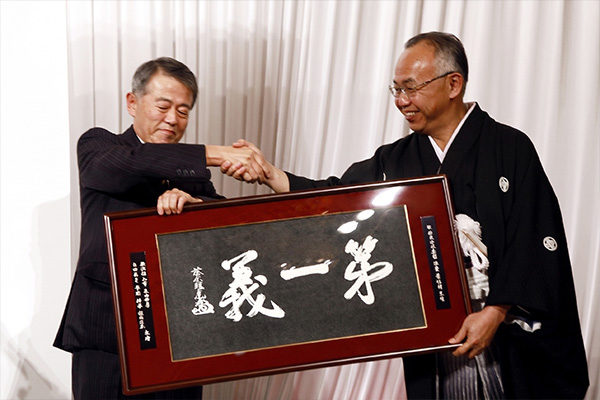 The Niigata prefectural government presented a cultural symbol associated with Uesugi Kenshin’s “First Righteousness” in gratitude