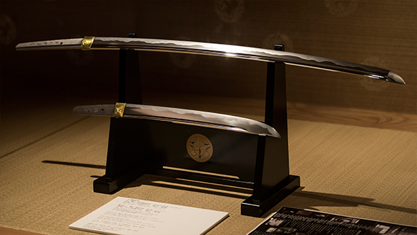 This pair of swords was forged by Akitsugu Amata during the final stage of his lifelong sword-forging career, when his art had reached maturity, inspired by Uesugi Kenshin’s spirit of “First Righteousness.”