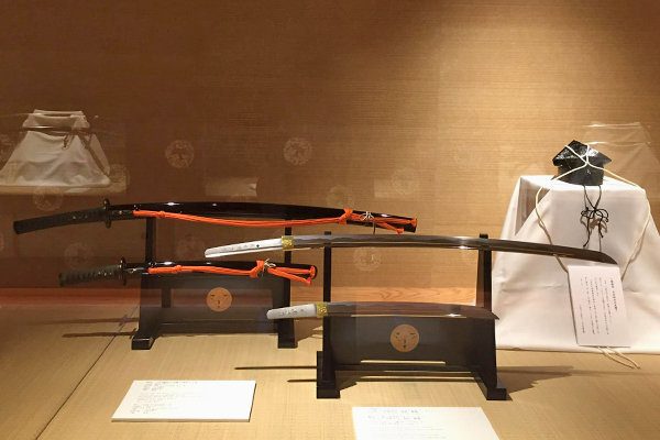 「A comprehensive work of art centered on blades by Akitsugu Amata and completed collaboratively by craftsmen from various traditional Japanese crafts。」