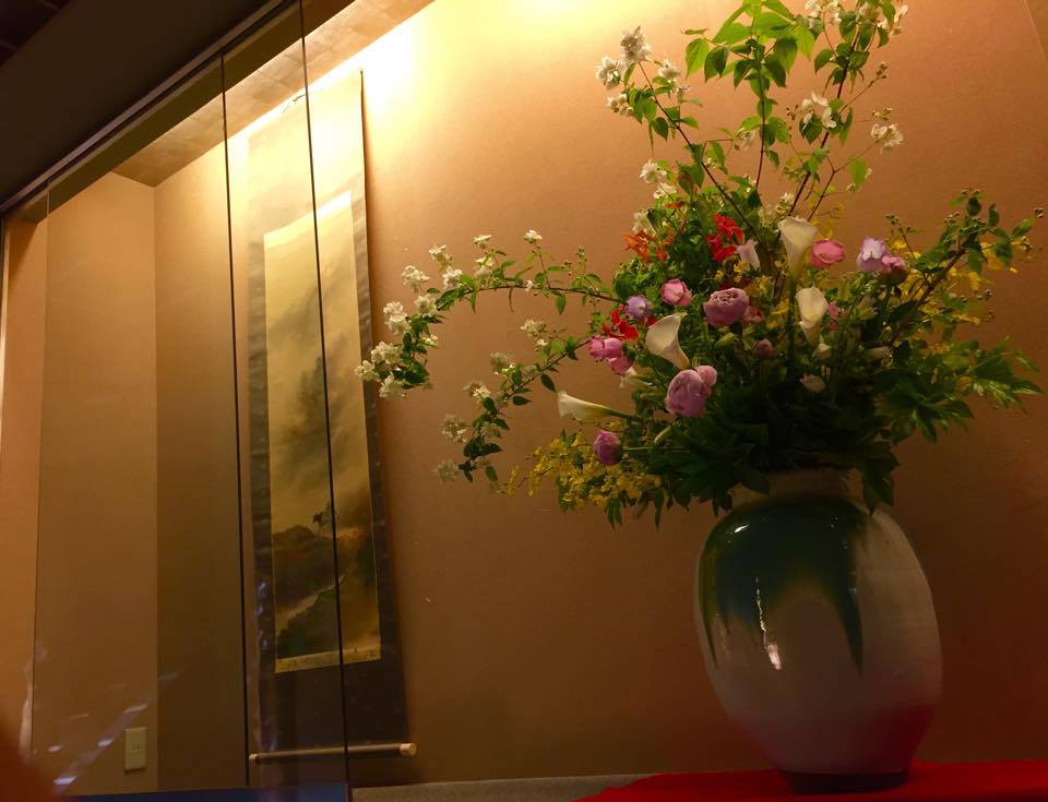 季節花藝與畫軸的完美邂逅，展示廊煥然一新